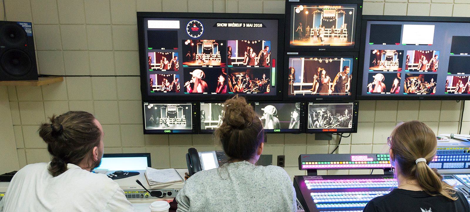 Étudiants en montage vidéo qui regardent l'écran avec les différentes prises de vue