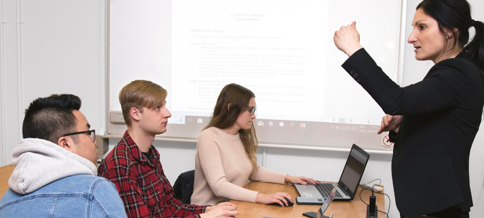 Étudiants en classe qui écoutent enseignante