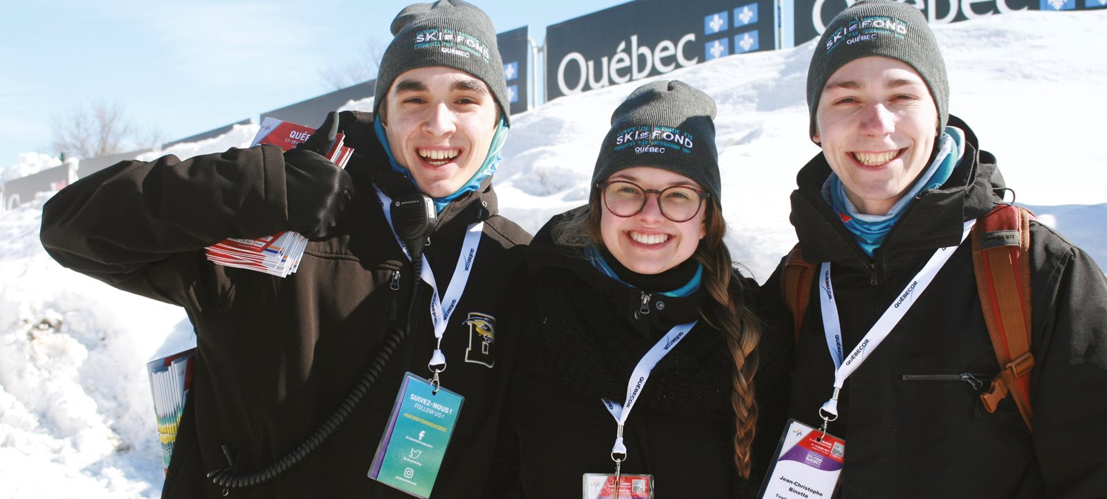 Trois étudiants souriants au Carnaval de Québec