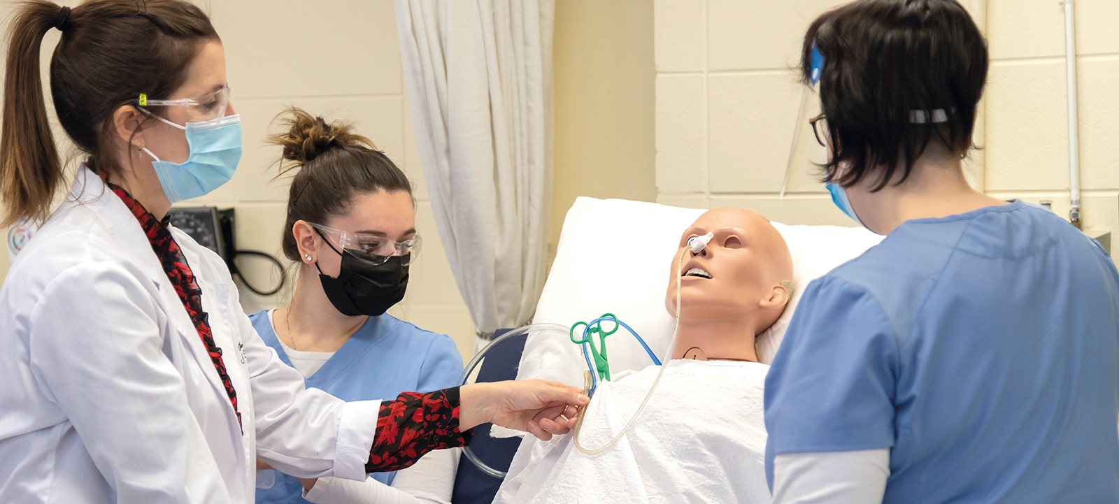 Étudiants en soins infirmiers patients mannequins