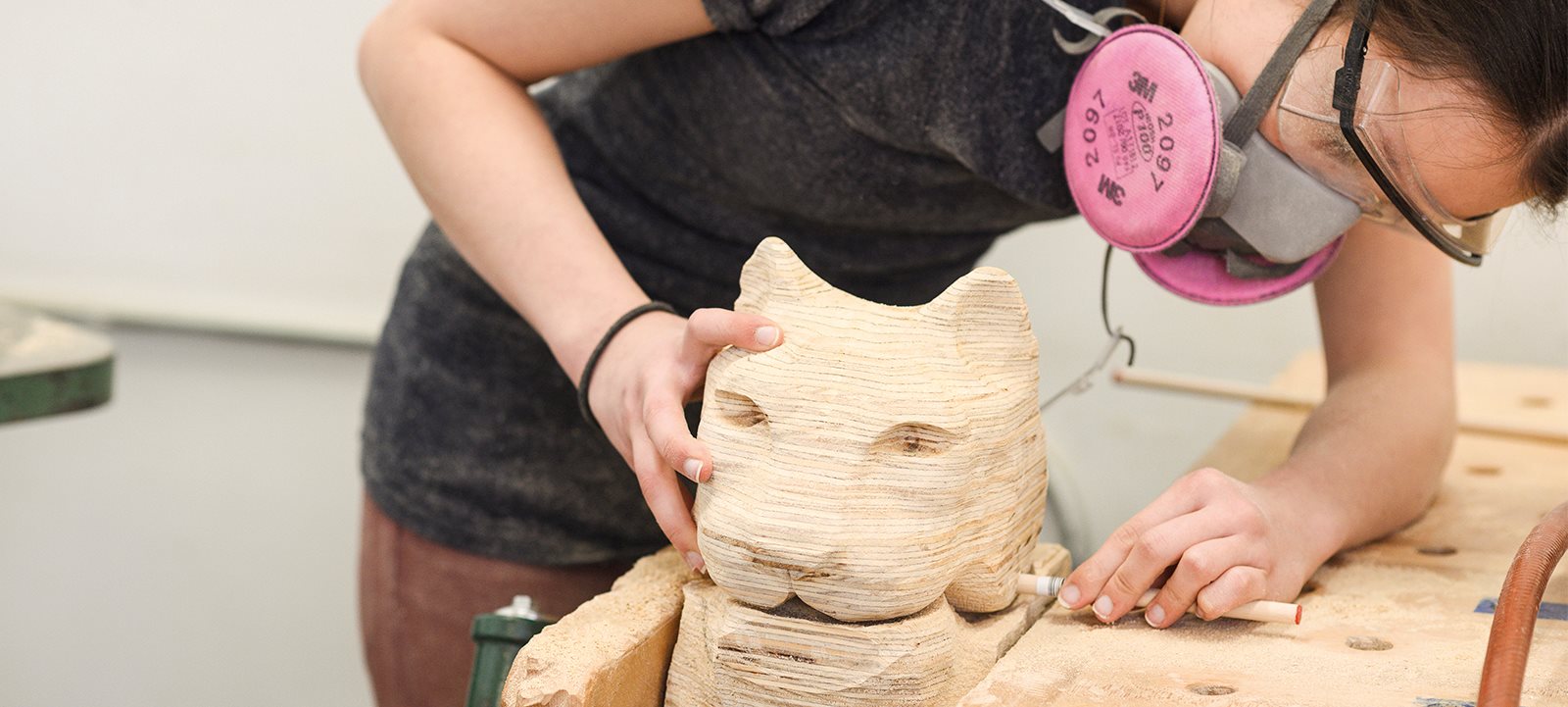 Jeune femme travaillant une sculpture animale