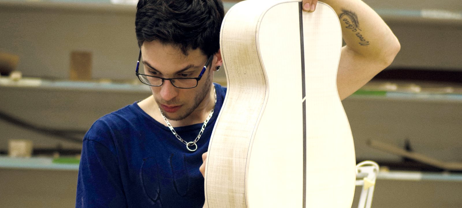 Homme devant guitare