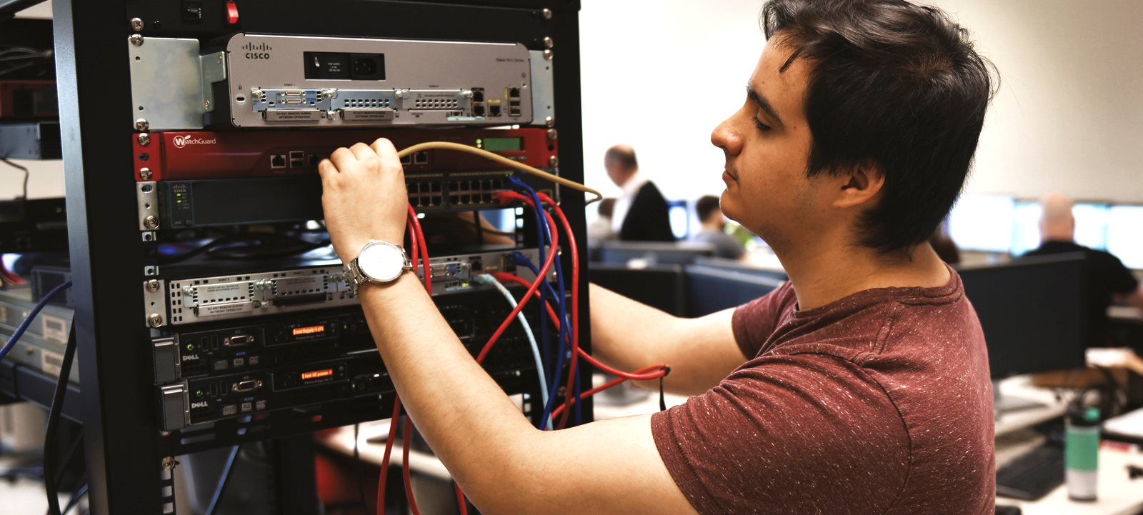Homme devant équipement informatique avec fil
