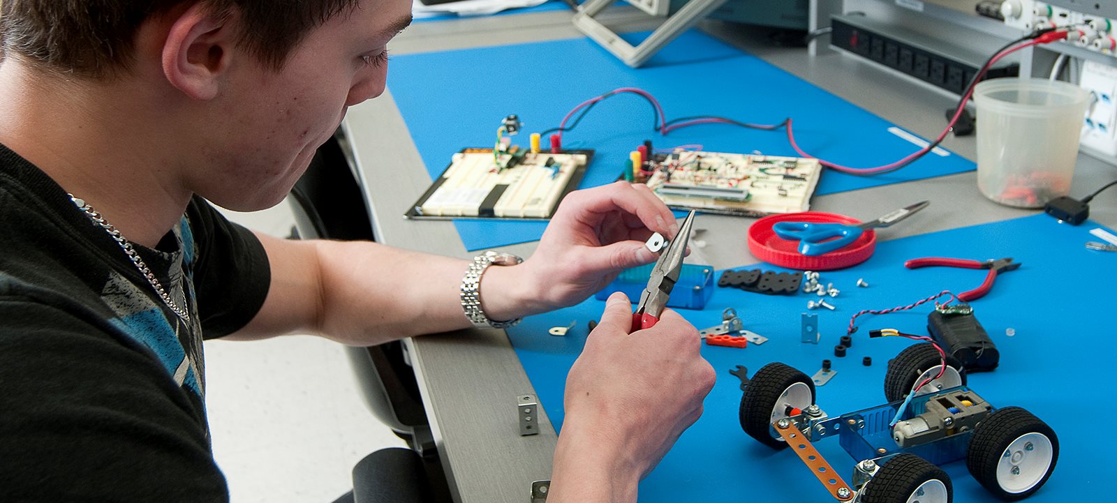Jeune homme travaillant sur la conception d'un robot