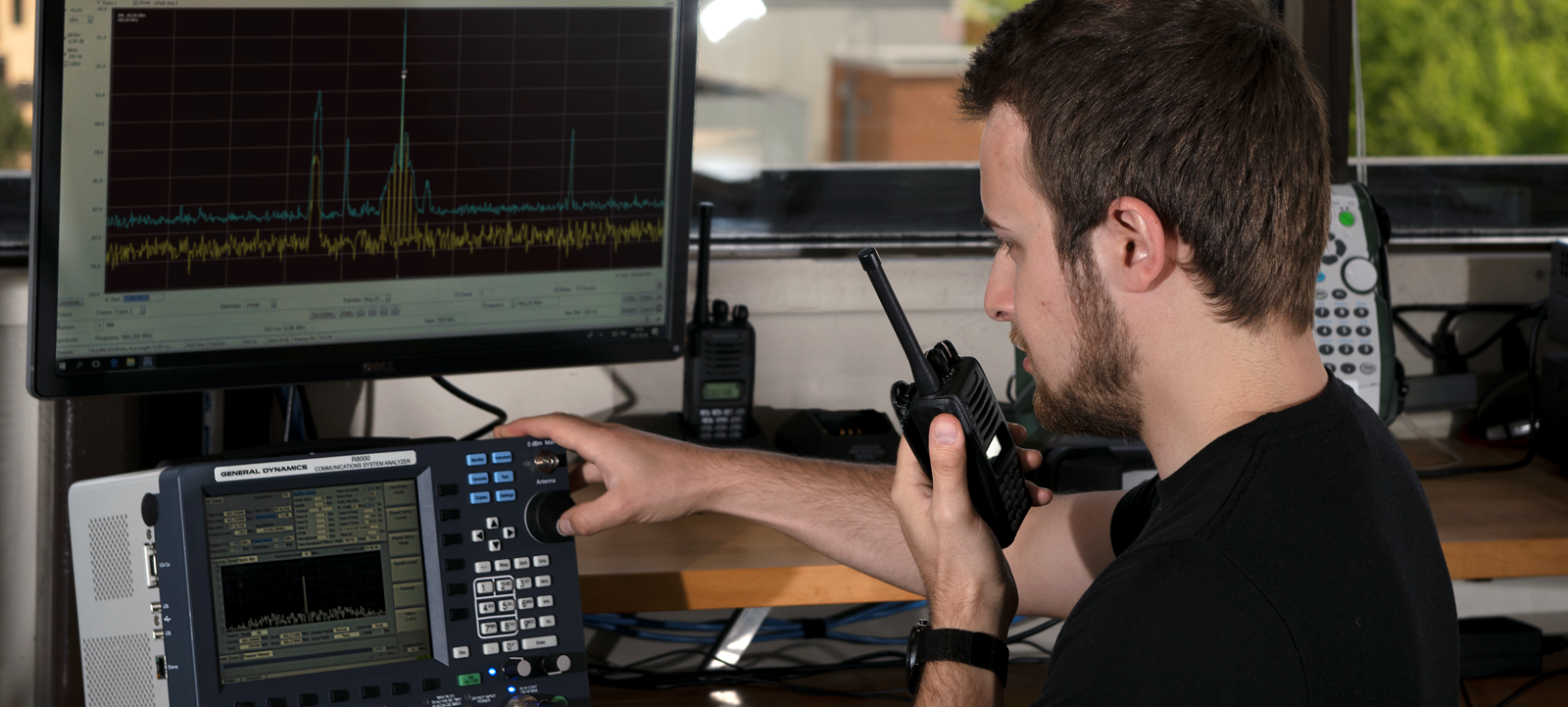 Étudiant parlant radio console