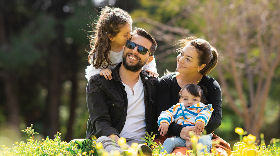 Portrait d'une famille au parc