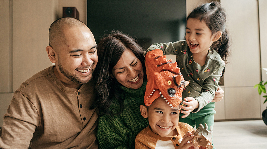 Famille avec deux enfants à la maison