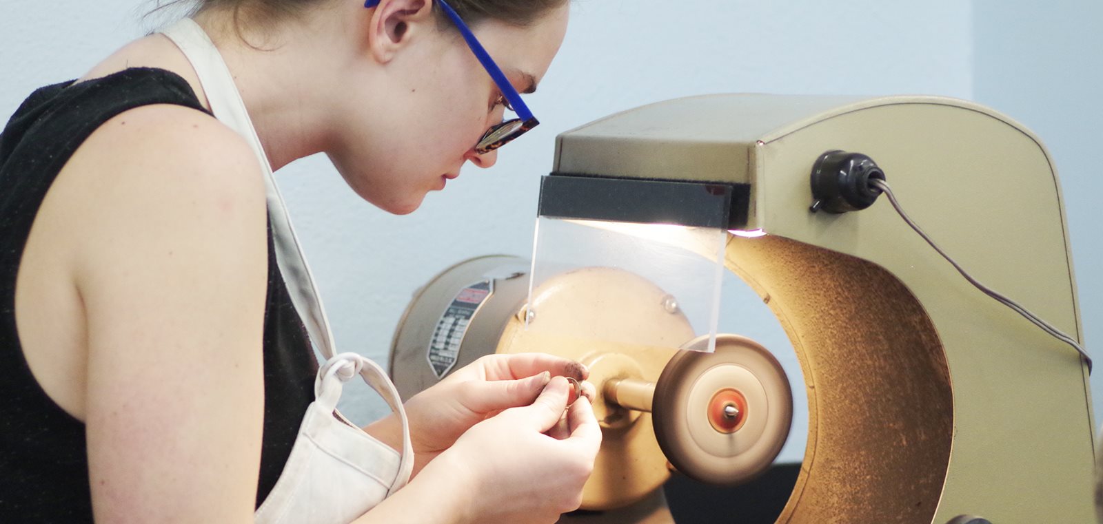 Vue d'une jeune femme travaillant une bague